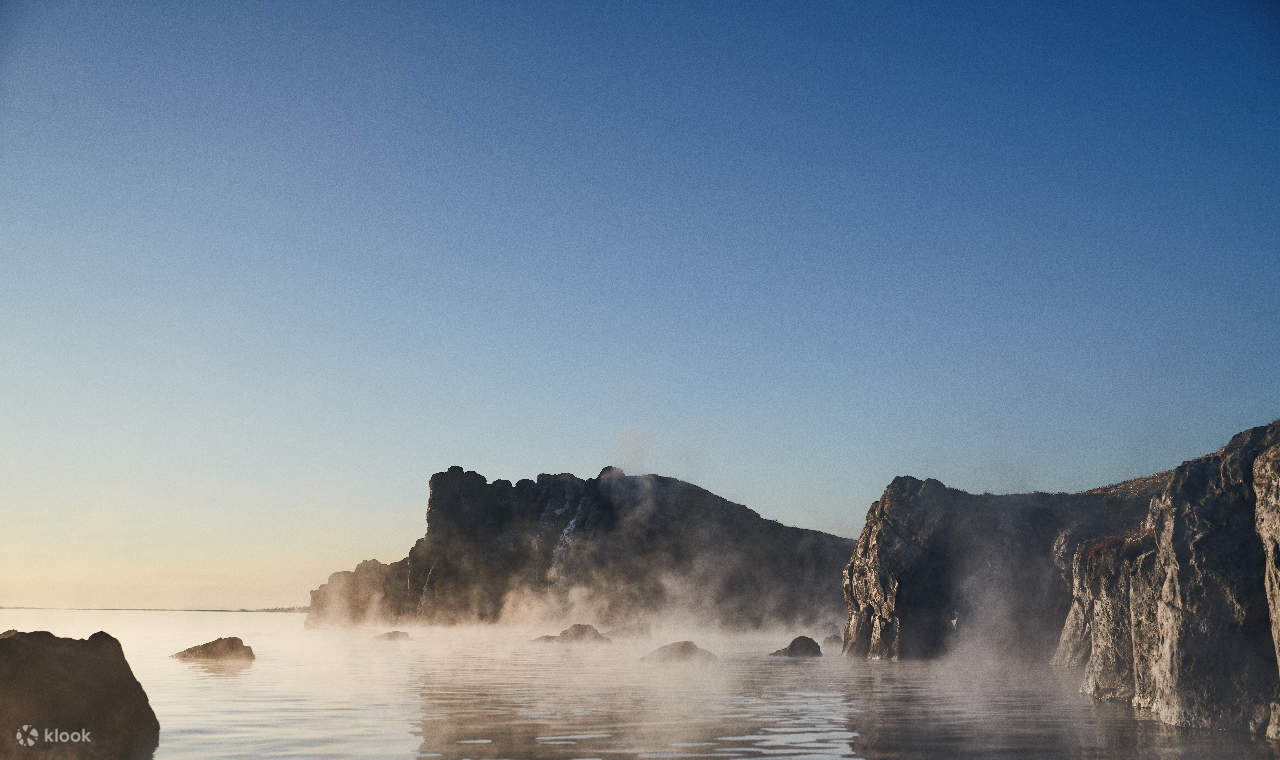 迷霧繚繞的潟湖，群山巍峨聳立，構成一幅寧靜祥和的自然美景