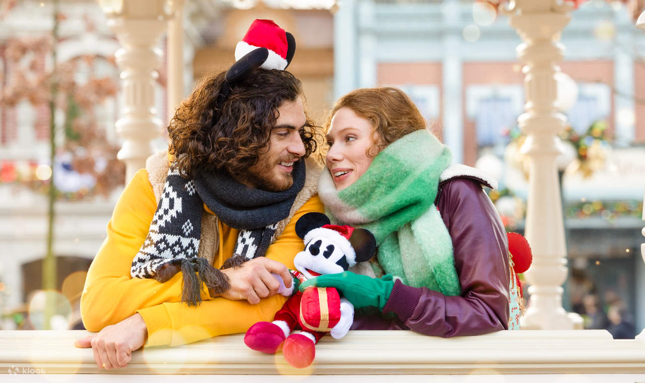 Biglietto per il parco a tema Disneyland Paris con trasferimento di andata e ritorno