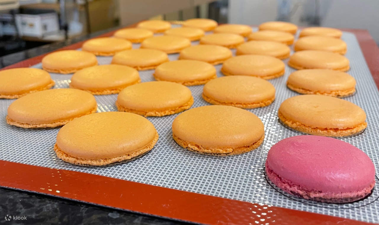 Khám phá bí mật của những chiếc bánh macaron đầy màu sắc trong trải nghiệm làm bánh thực tế ở Paris