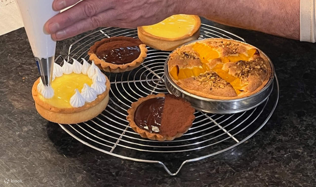 Sertai kumpulan kecil dan pelajari resipi croissant, macaron dan tart yang asli