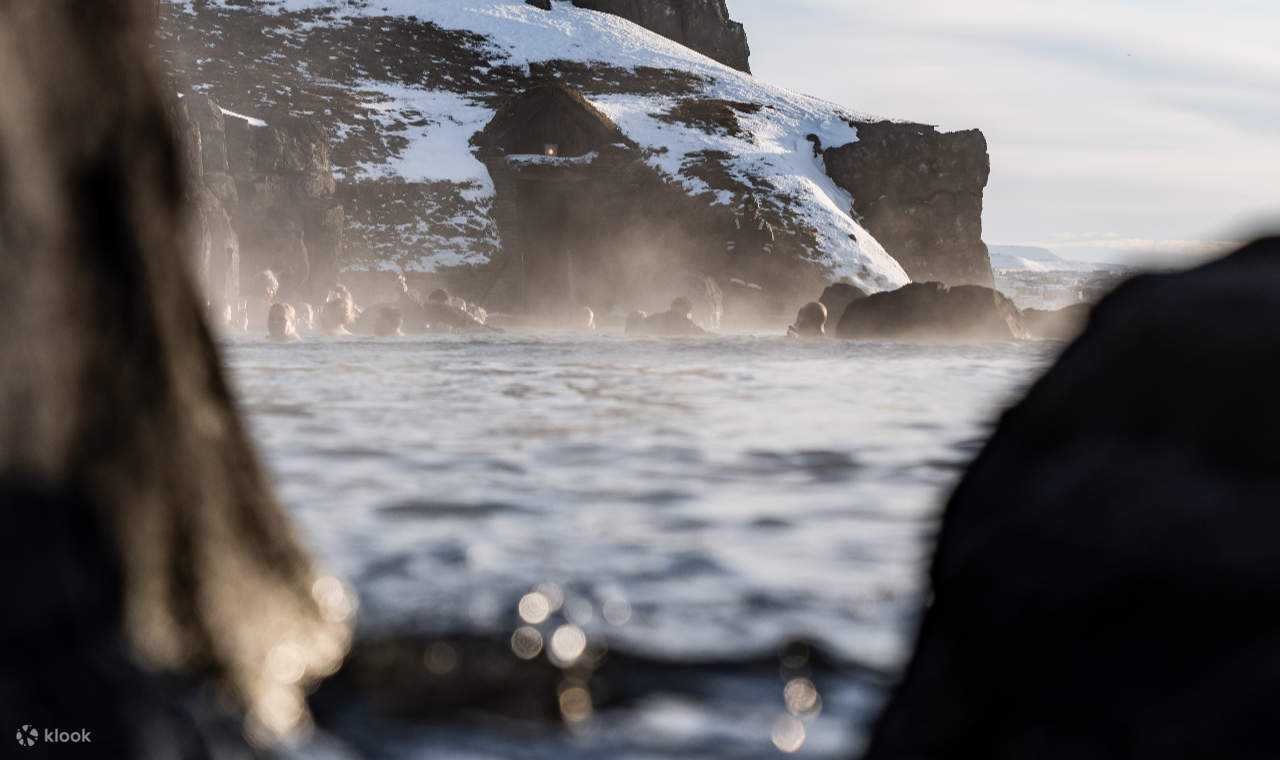 Sanft aufsteigendes, nebliges heißes Wasser, das eine magische und beruhigende Atmosphäre schafft