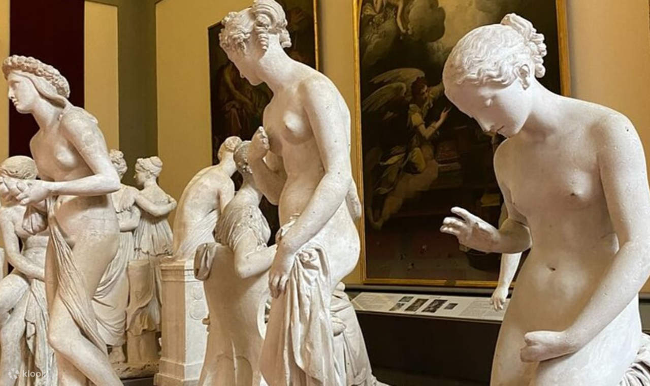 Поразительные формы статуй, отражающие напряжение между свободой и заточением