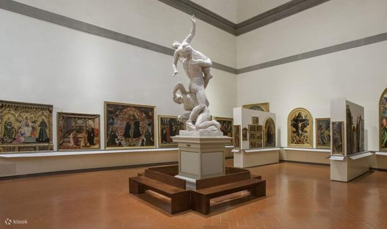 Мощные мраморные фигуры воплощают вневременное мастерство и непреходящее выражение человеческой души.