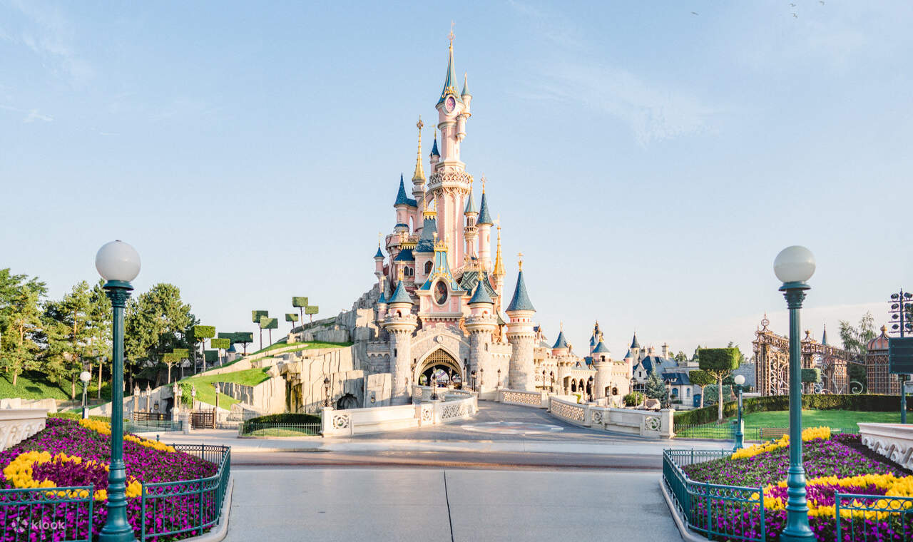 Biglietto per il parco a tema Disneyland Paris con trasferimento di andata e ritorno
