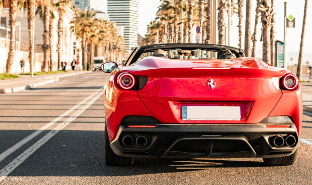 L'ingegneria di precisione incontra la potenza bruta, definendo la macchina di guida definitiva