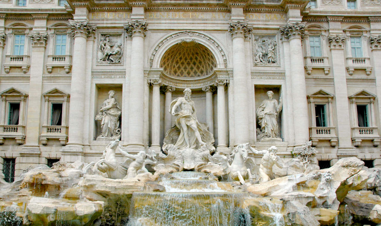 壮大なパラッツォ・ポリで歴史に触れましょう。象徴的なトレビの泉 (Trevi Fountain) があります。