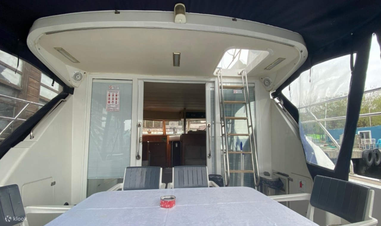 Cipta memori yang tidak dapat dilupakan. belayar merentasi pemandangan tepi laut kota yang paling mempesonakan