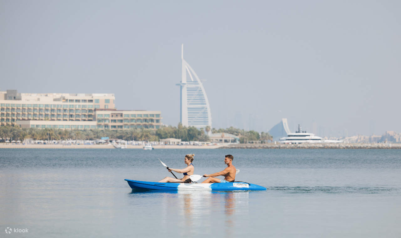 ดื่มด่ำช่วงเวลาแห่งความสดชื่นและผ่อนคลาย ท่ามกลางหาดทรายสีทองและท้องฟ้าสีคราม