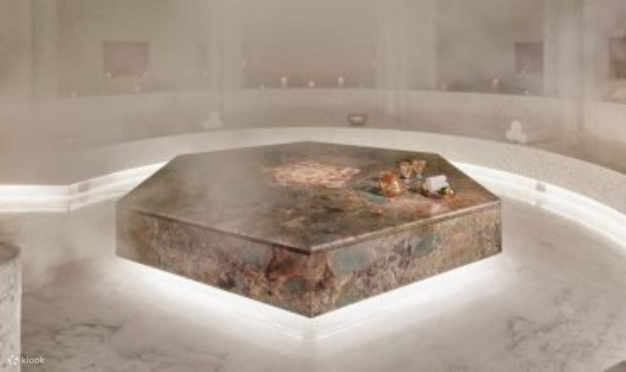 Dînez dans un cadre intérieur opulent qui reflète le savoir-faire et une attention exquise aux détails.