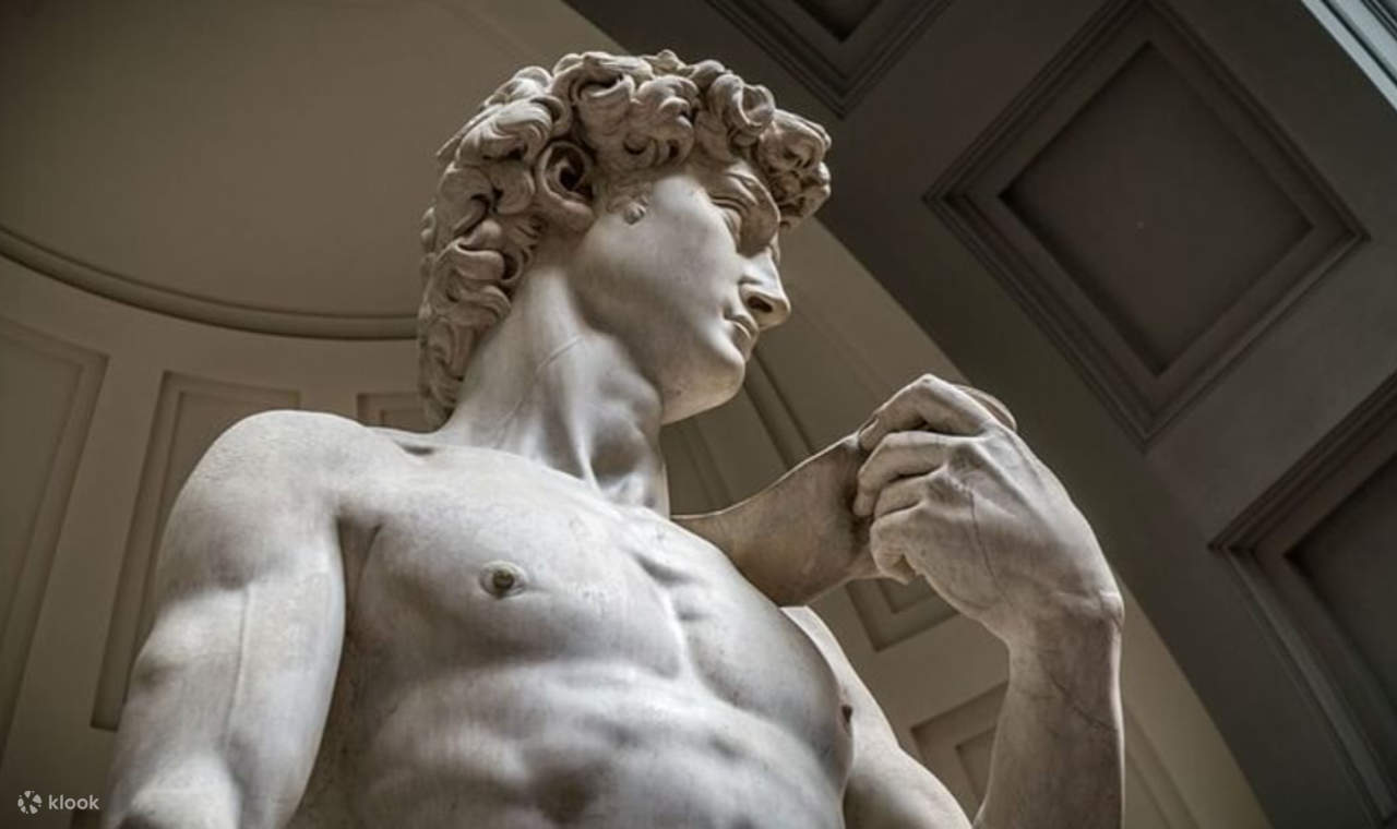 Cận cảnh ánh mắt kiên định đầy cuốn hút của tượng David được chạm khắc với độ chính xác phi thường