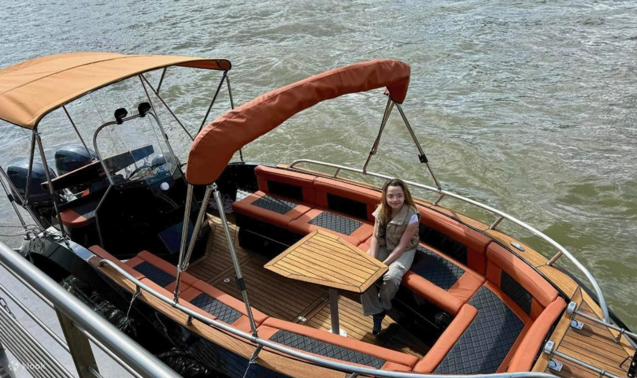 세느강에서 에펠탑을 바라보며 즐기는 로맨틱한 석양 크루즈와 스파클링 샴페인