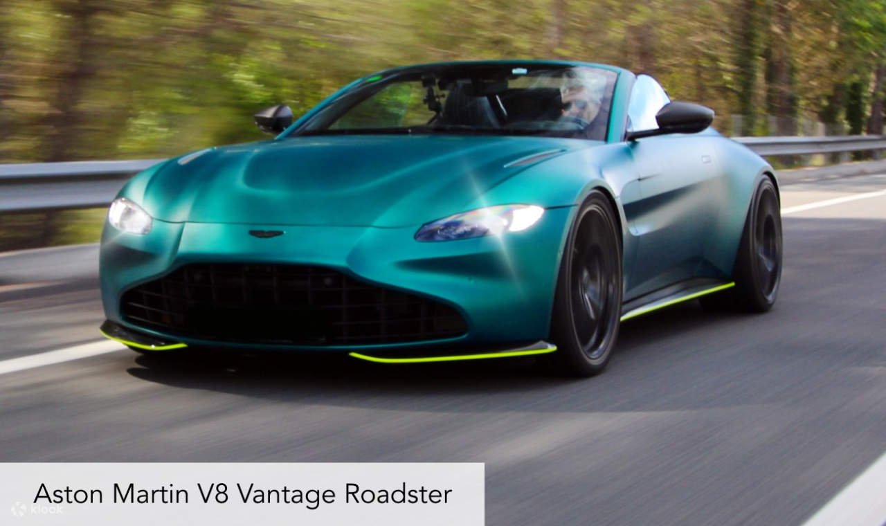 La vivace Aston Martin V8 Vantage Roadster verde è un'affermazione audace.