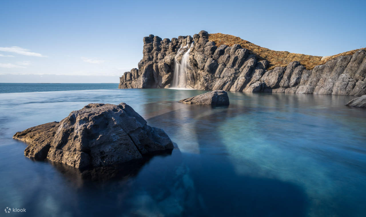 群山環繞，飽覽一望無際的湛藍海景