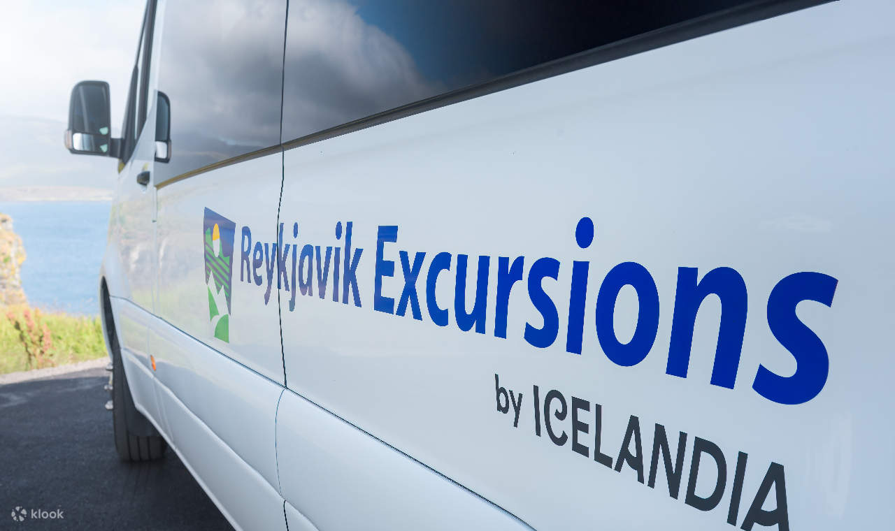 Autobus per un trasporto confortevole alla straordinaria esperienza termale della Sky Lagoon