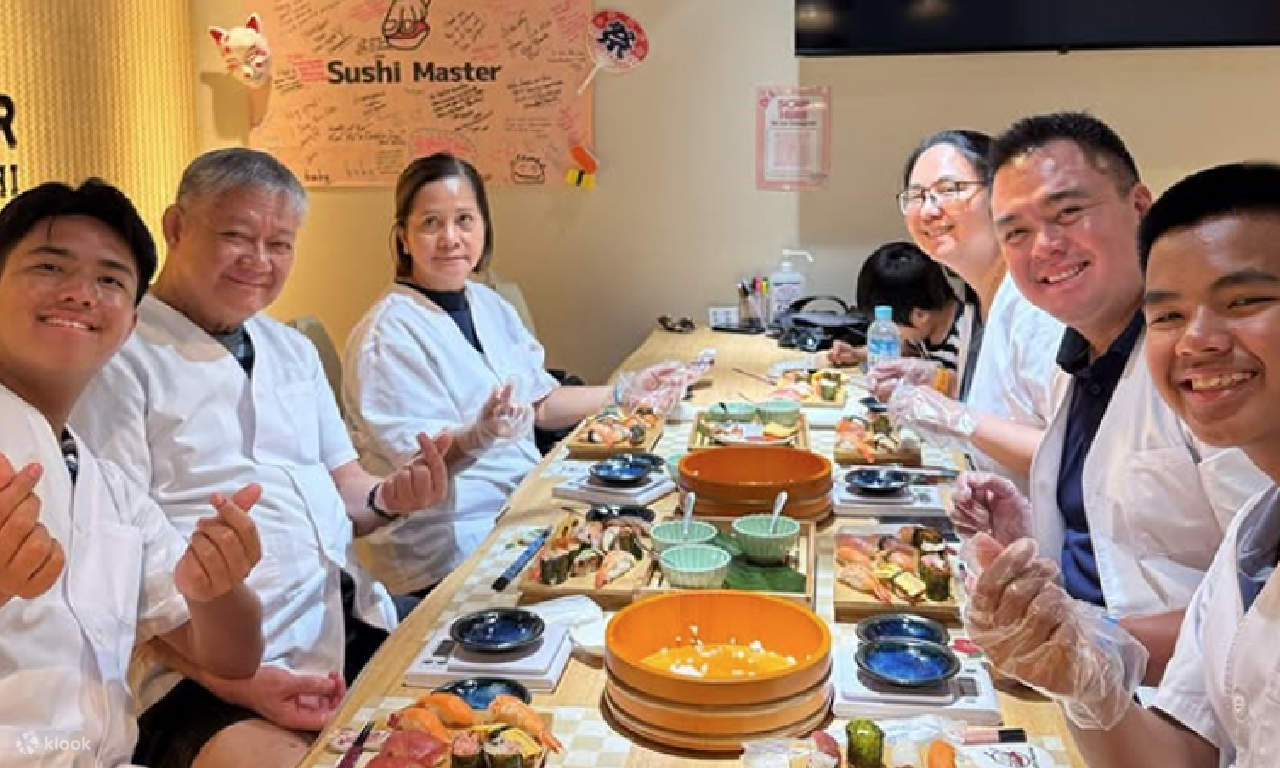 Kyoto : Let's experience making Sushi in Kawaramachi!
