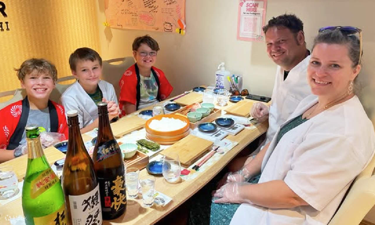 Kyoto : Let's experience making Sushi in Kawaramachi!