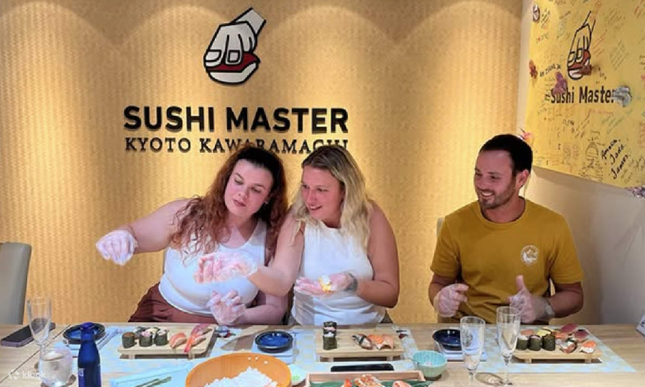 Kyoto : Let's experience making Sushi in Kawaramachi!
