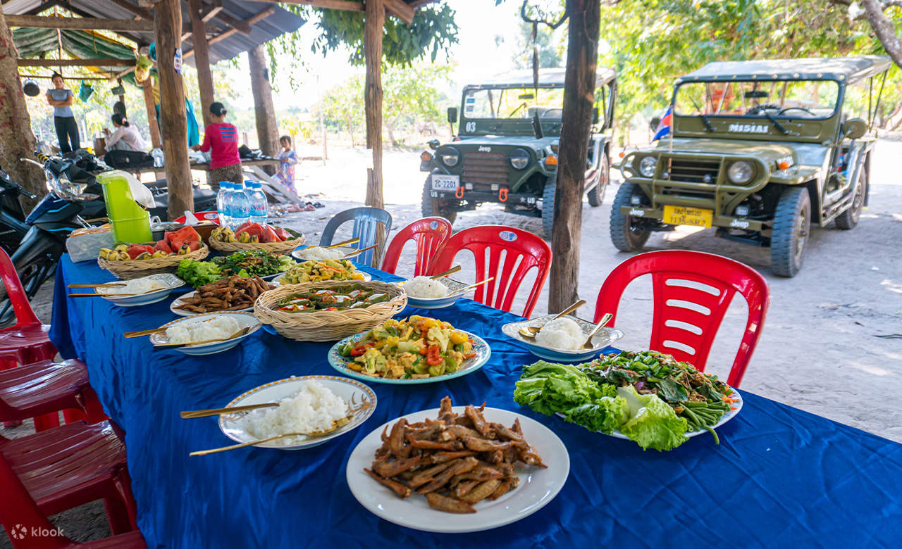 Selama tur Anda, kami juga menyediakan makan siang lezat di rumah lokal di taman nasional Phnom Kulen.