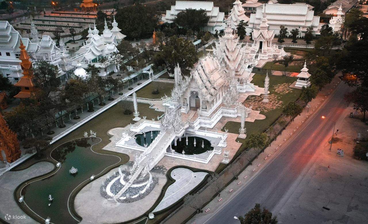 チェンマイ発：チェンライのブルー・ホワイト・ブラック寺院 - Klook