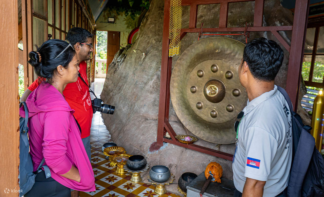 Kagumi patung Buddha berbaring raksasa yang mengagumkan di kuil ini
