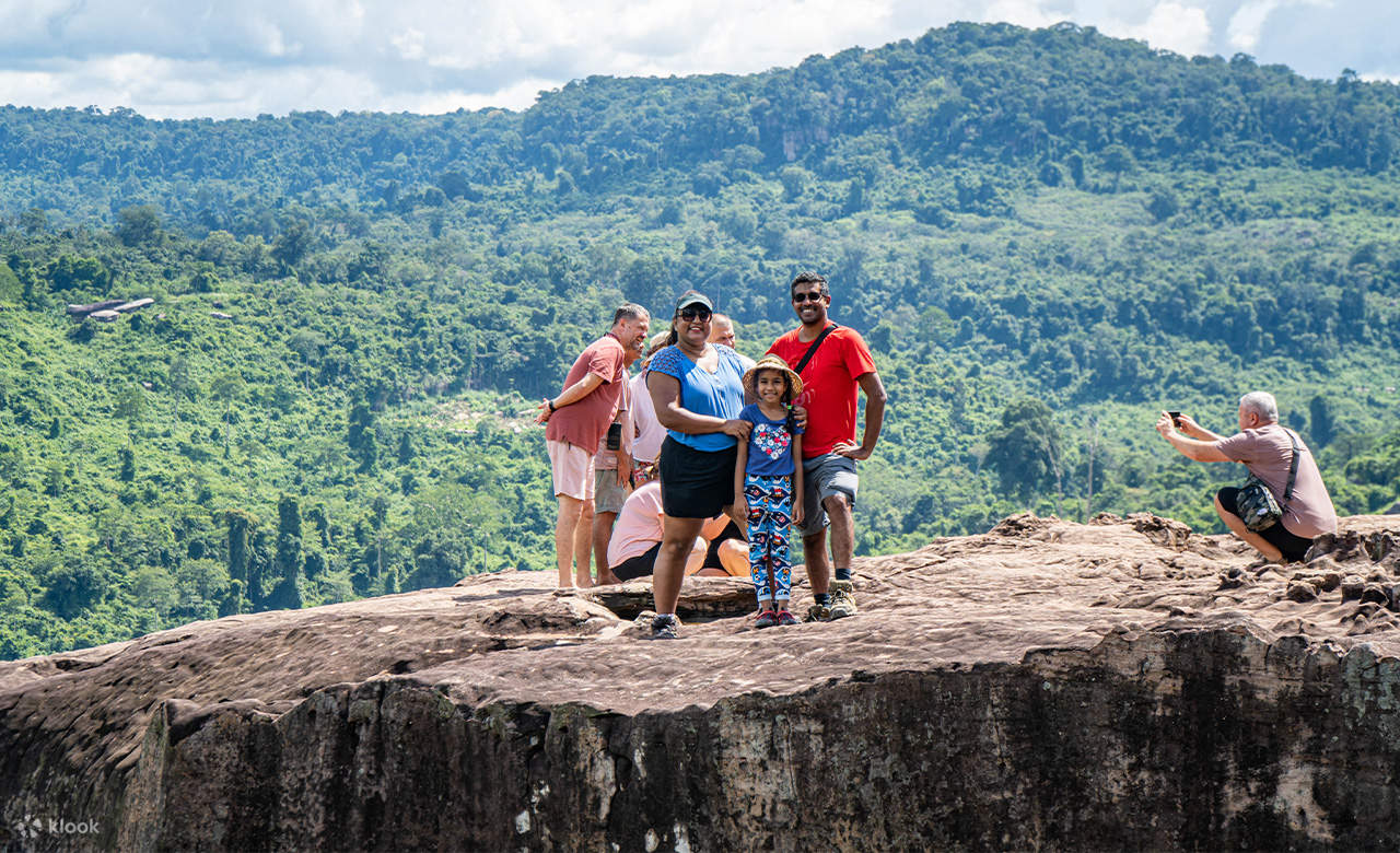 Trascorri l'intera giornata ammirando i punti salienti ed esplorando i sentieri selvaggi della giungla - Phnom Kulen in una jeep