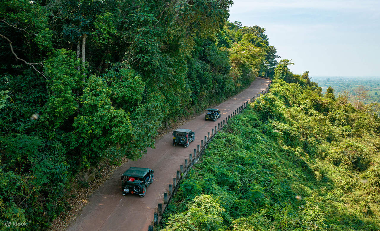 Scopri la ricca storia religiosa e la cultura della Cambogia in questo tour avventuroso al Parco Nazionale di Phnom Kulen in jeep