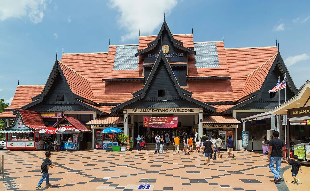 menara taming sari 下面的咖啡馆和商店