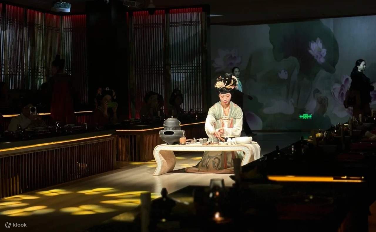 Les danseuses de la danse de la robe arc-en-ciel et des plumes flottent avec leurs larges manches, leurs pointes de pieds légèrement effleurées, comme si elles sortaient du « tableau des dames portant des fleurs dans les cheveux ».