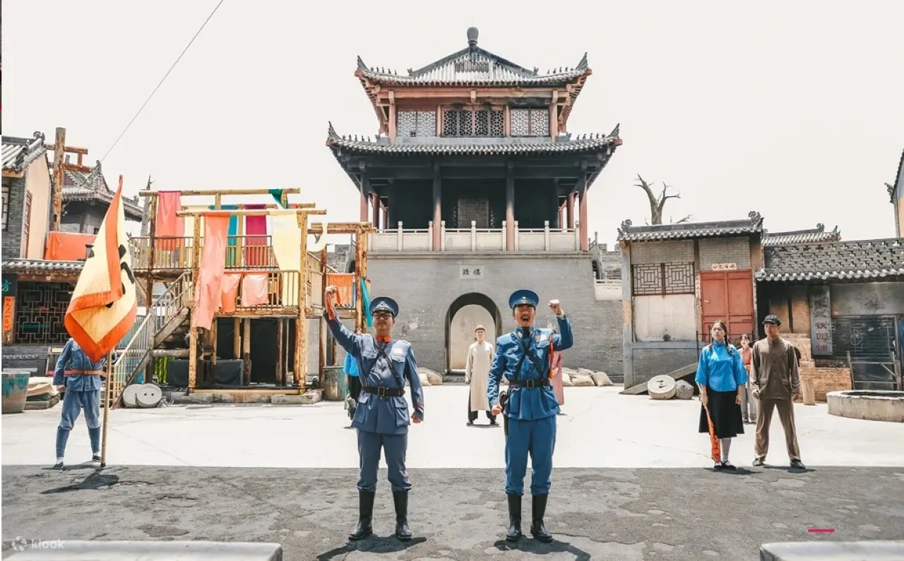 身着军装的演员振臂呼喊，搭配旗帜、不同装扮群众，呈现时代浪潮下的群体故事，传递抗争精神