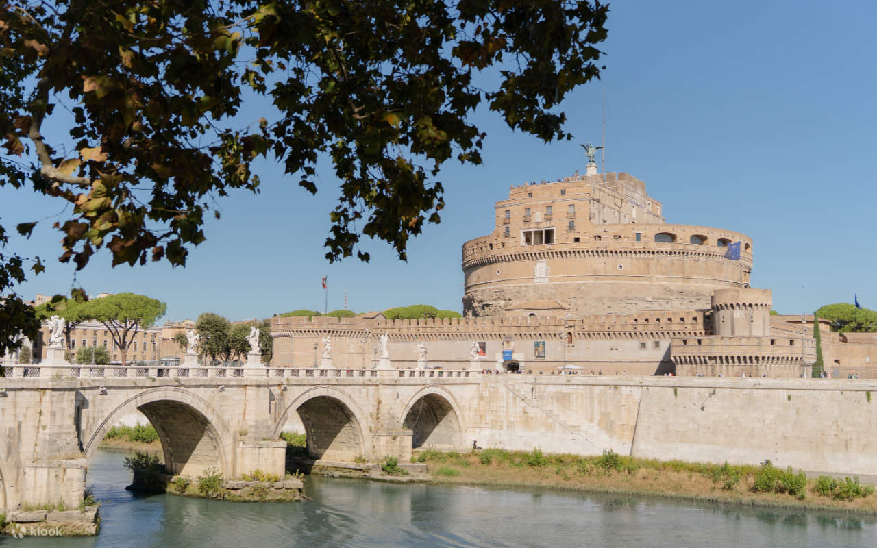 Contempla el majestuoso puente de ángeles que conduce con elegancia hacia la entrada del castillo.