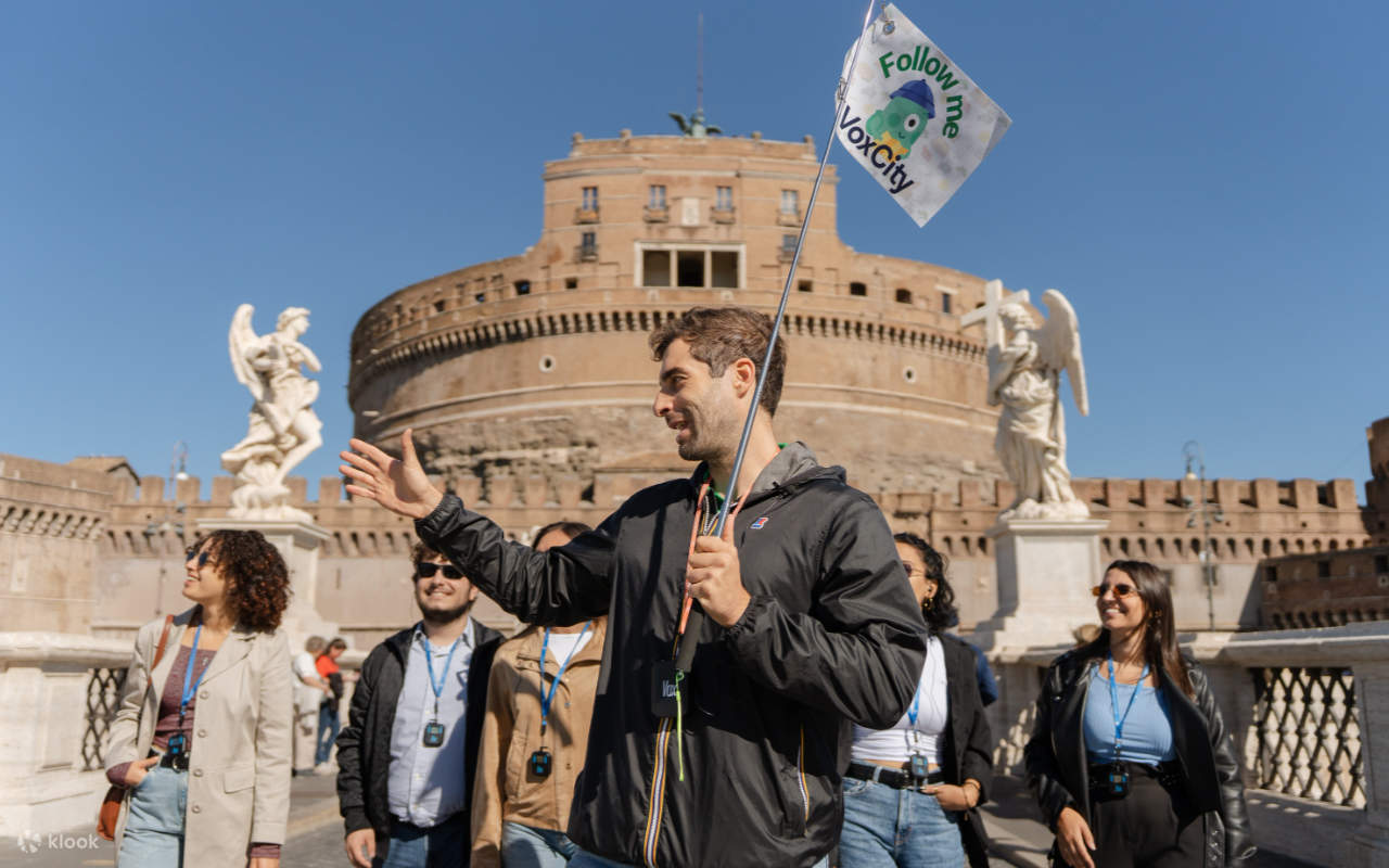 Ammira l'imponente architettura del castello, che fonde la forza imperiale con la raffinatezza papale attraverso i secoli.