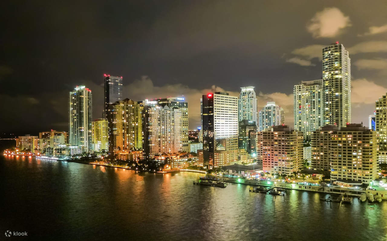 Pelayaran Bunga Api Malam Tahun Baru di Miami