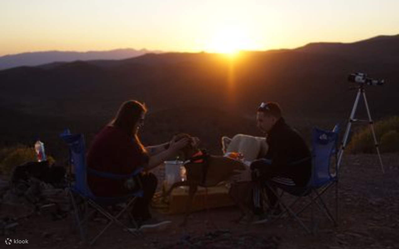 Pengalaman Berkelah Pasangan Romantik Matahari Terbenam