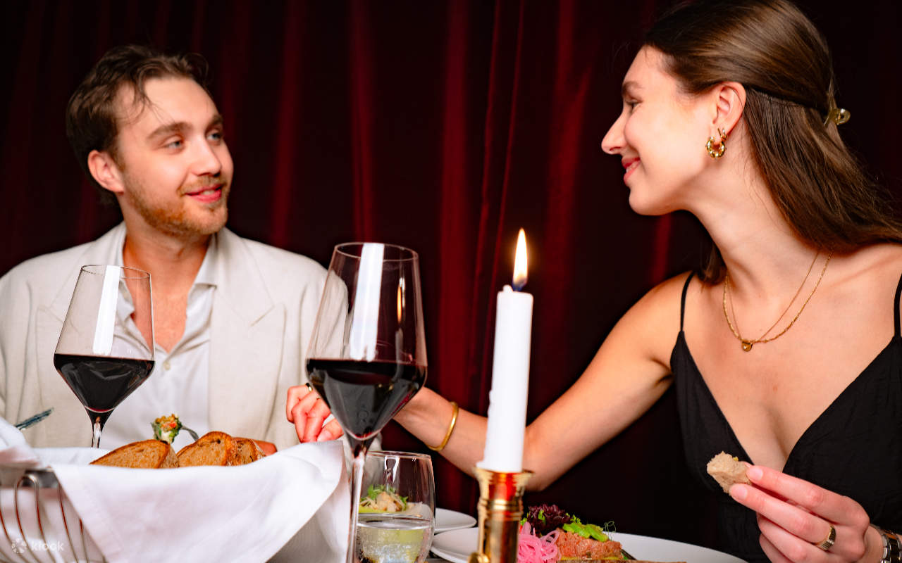 在摇曳的烛光中，沉浸于优雅又充满热情的现场古典乐演奏