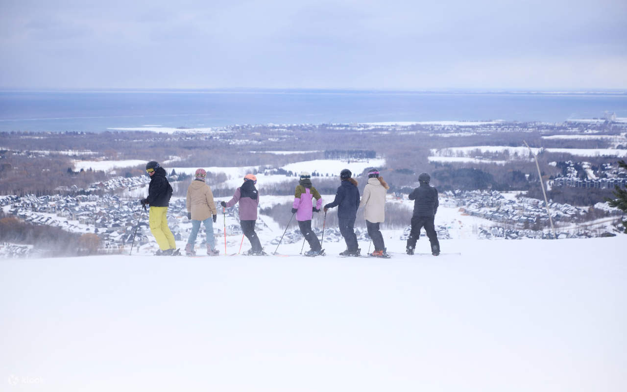 在晴朗的冬日早晨，滑雪爱好者们在洁净的雪道上尽情驰骋，享受着第一道滑痕的畅快体验。