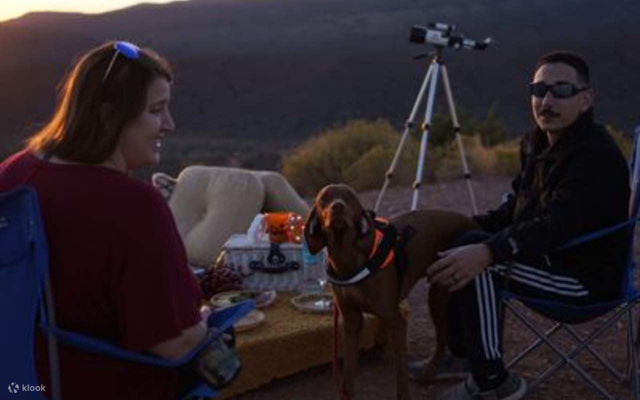 Pengalaman Berkelah Pasangan Romantik Matahari Terbenam