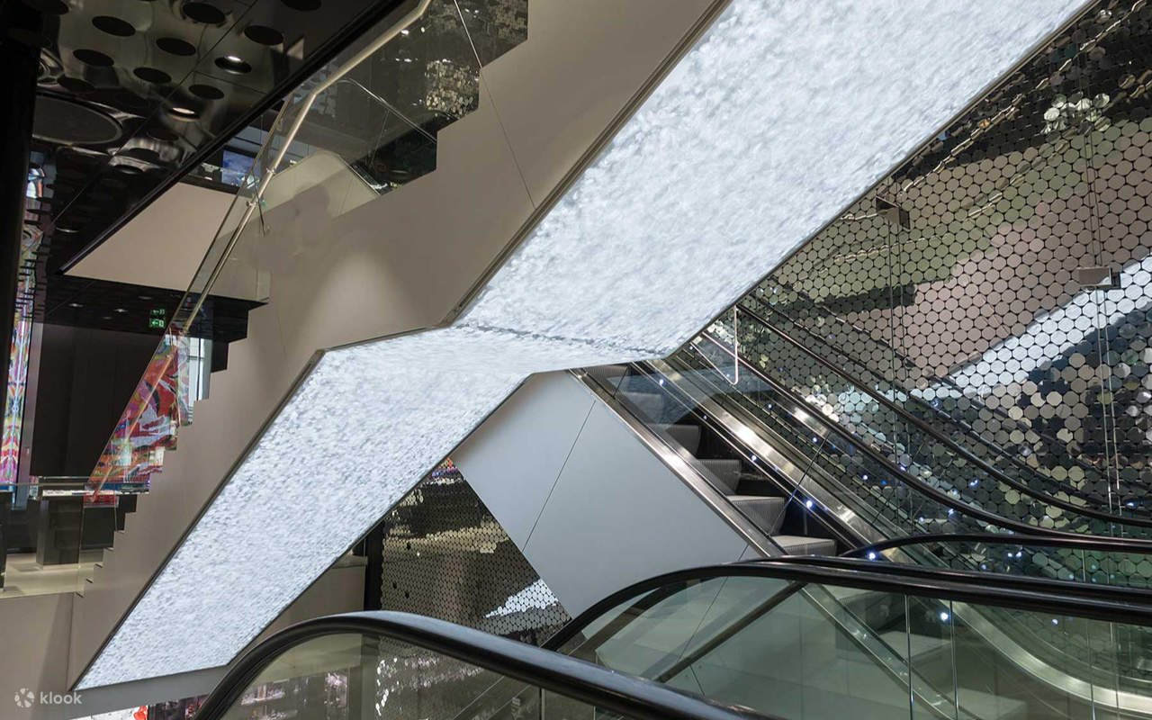 Scopri installazioni luminose mozzafiato che trasformano i cristalli in arte viva e radiosa