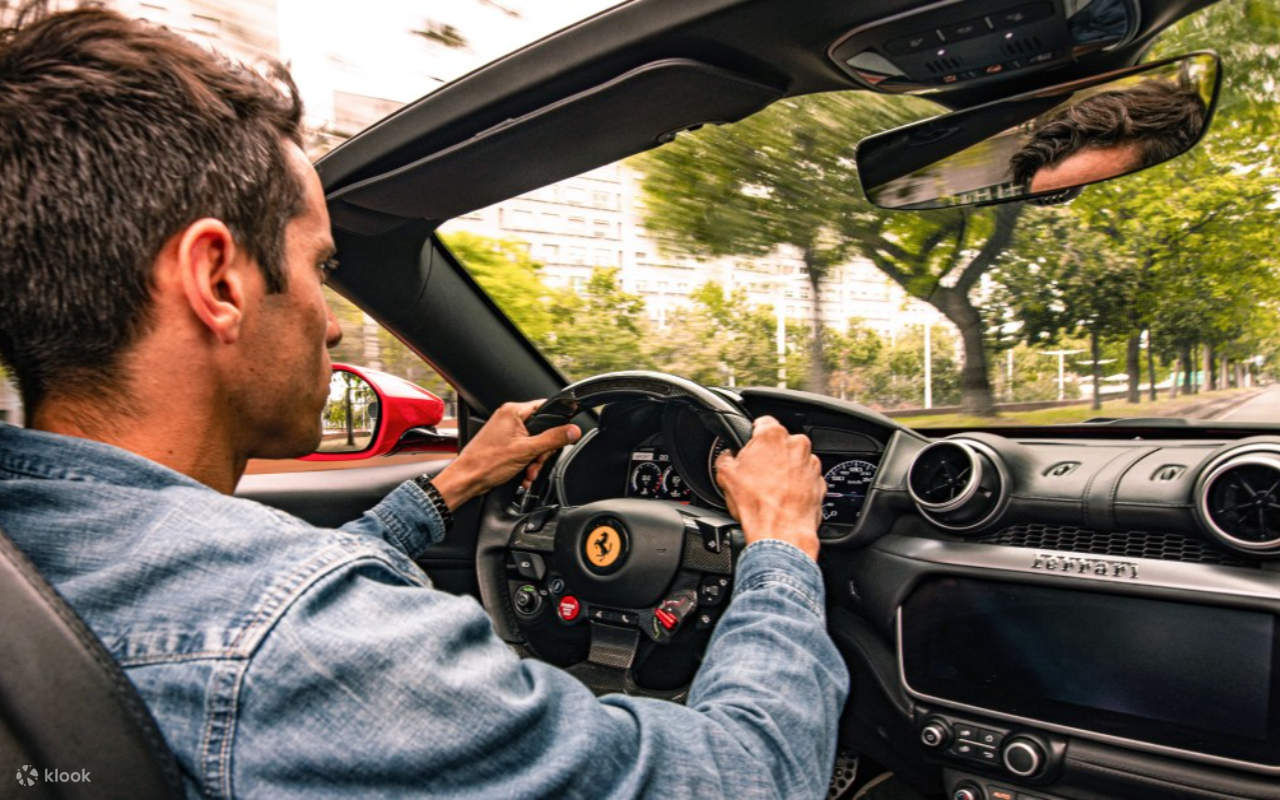 Pengalaman bermain jet ski dan memandu kereta super di Barcelona