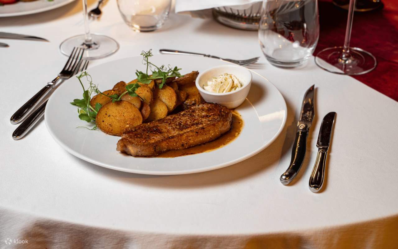 Para tetamu dapat menikmati hidangan makan malam mewah pelbagai hidangan sebelum persembahan bermula