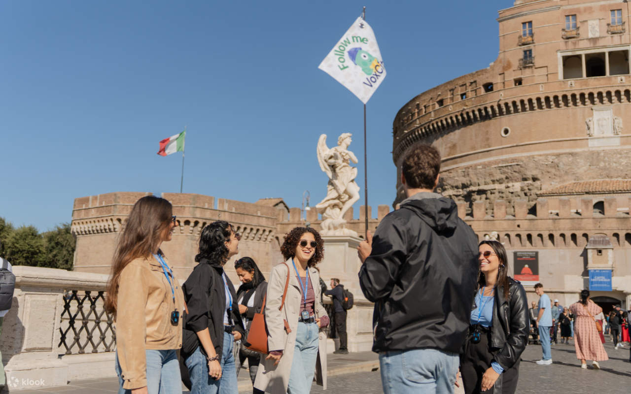 Ammira la straordinaria struttura cilindrica di Castel Sant'Angelo che si erge orgogliosamente sul fiume Tevere