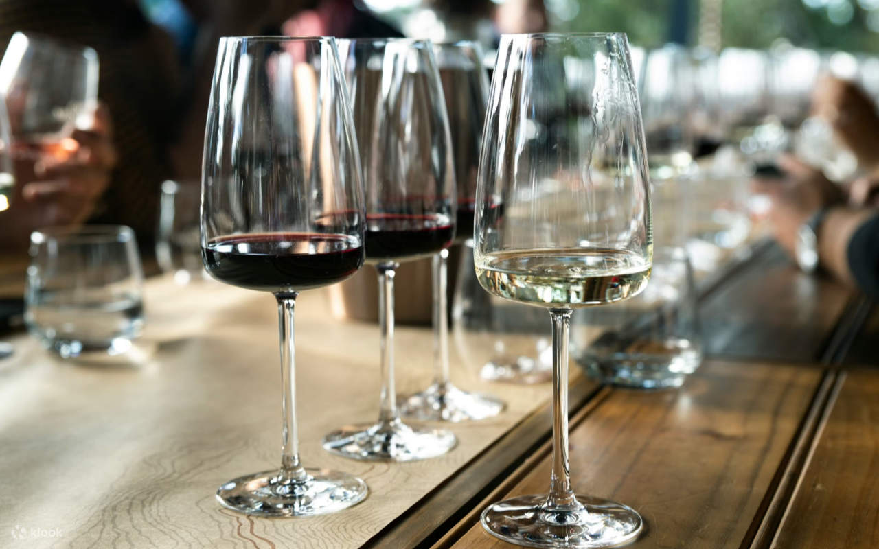 Angkat gelas dan rayakan kesenangan sederhana dari mencicipi dan menjalin hubungan