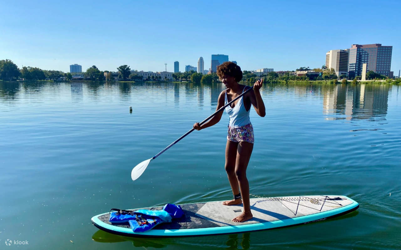 투명 카약과 보드를 타고 고요한 호수를 탐험하며 잊지 못할 순간을 경험해 보세요.