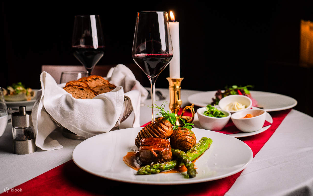 每张餐桌在烛光下散发着柔和光芒，诚挚邀请宾客们一同沉浸在浪漫又精致的夜晚。