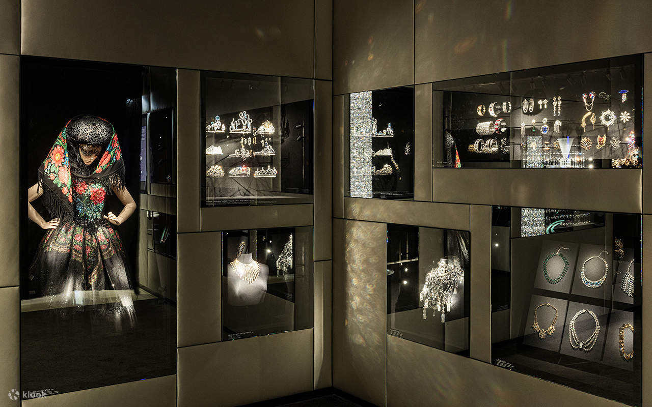 Entra nello scintillante Swarovski House di Vienna, dove arte e design risplendono