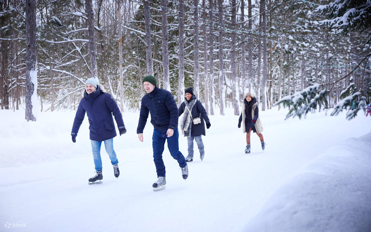 นักสโนว์บอร์ดกำลังลอยตัวกลางอากาศขณะร่อนลงมาตามทางลาดที่ปกคลุมไปด้วยหิมะนุ่มฟู ท่ามกลางทิวทัศน์ภูเขาที่สวยงามตระการตา