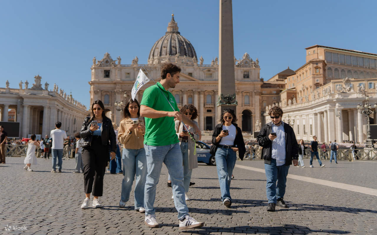 Посмотрите на потрясающий купол, прежде чем подняться на лифте, чтобы полюбоваться панорамным видом на город.