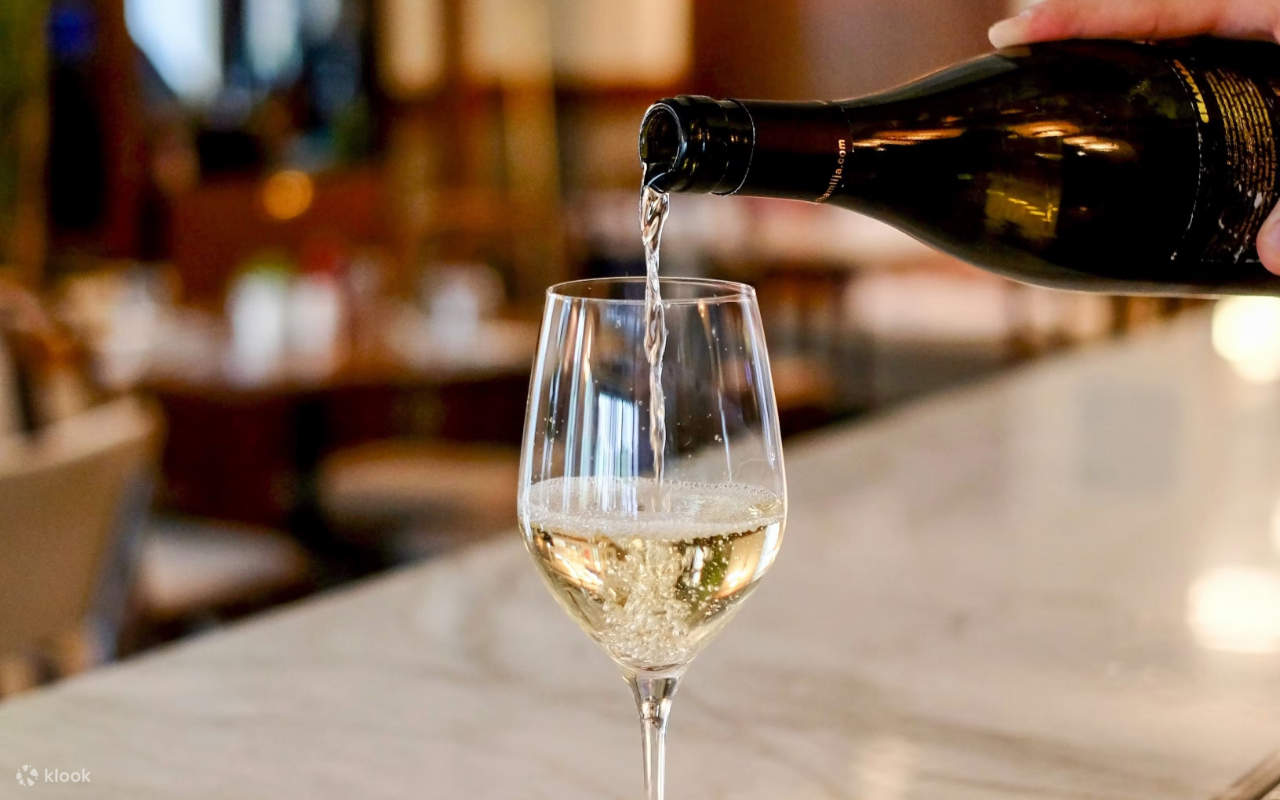 Nikmati malam yang nyaman dengan mempelajari seni menikmati anggur bersama