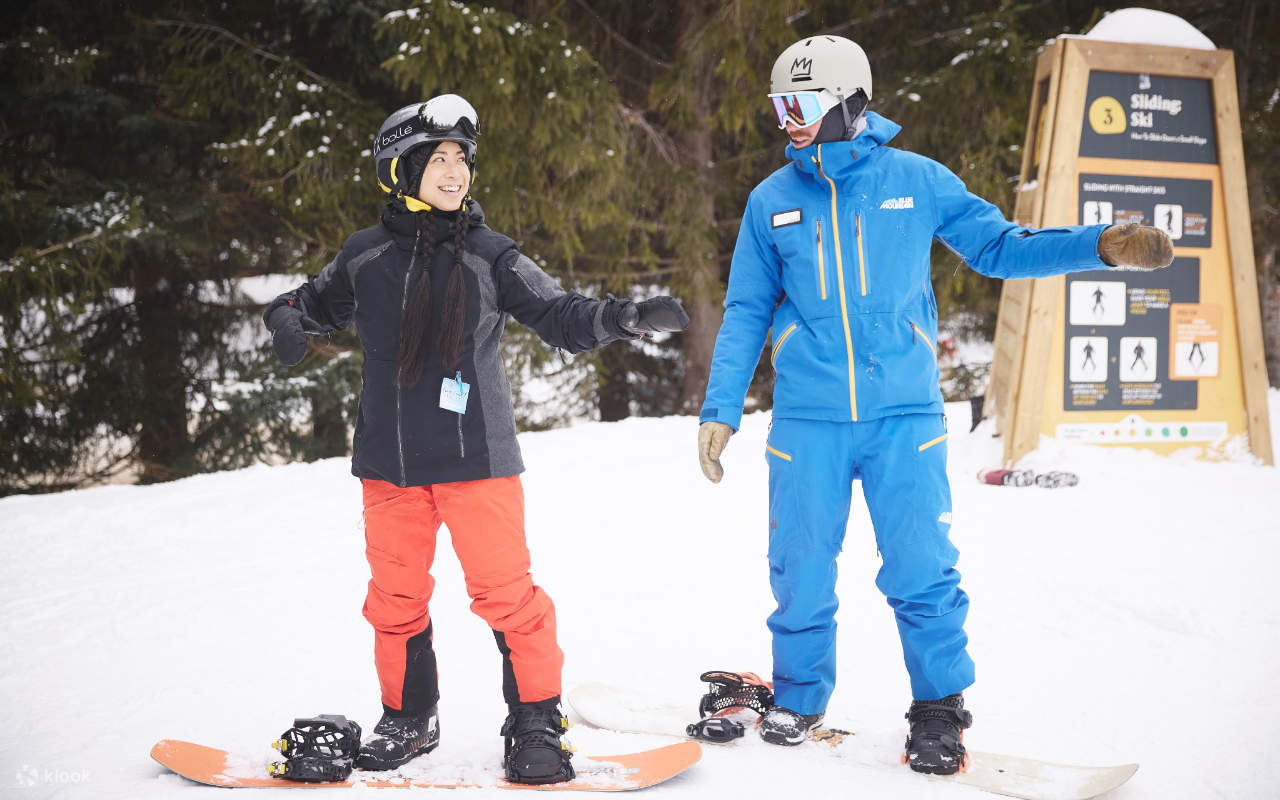 Commencez votre aventure hivernale avec une navette confortable de Toronto au village de Blue Mountain.
