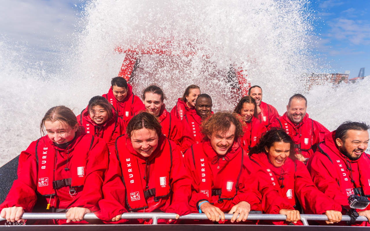 Goditi viste mozzafiato di Sydney mentre giri e scivoli sull'emozionante Oz Jet Experience.