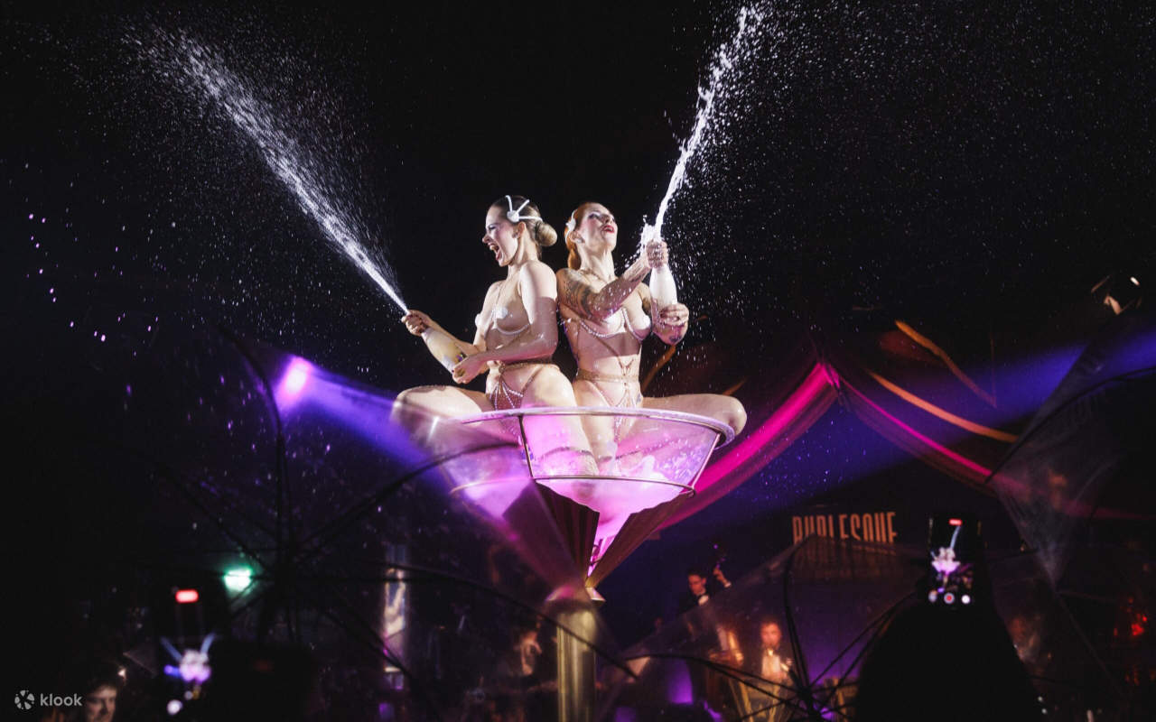 เครื่องแต่งกายวินเทจและอุปกรณ์ประกอบฉากสุดอลังการจะพาคุณไปสัมผัสจิตวิญญาณของคาบาเรต์สุดคลาสสิก